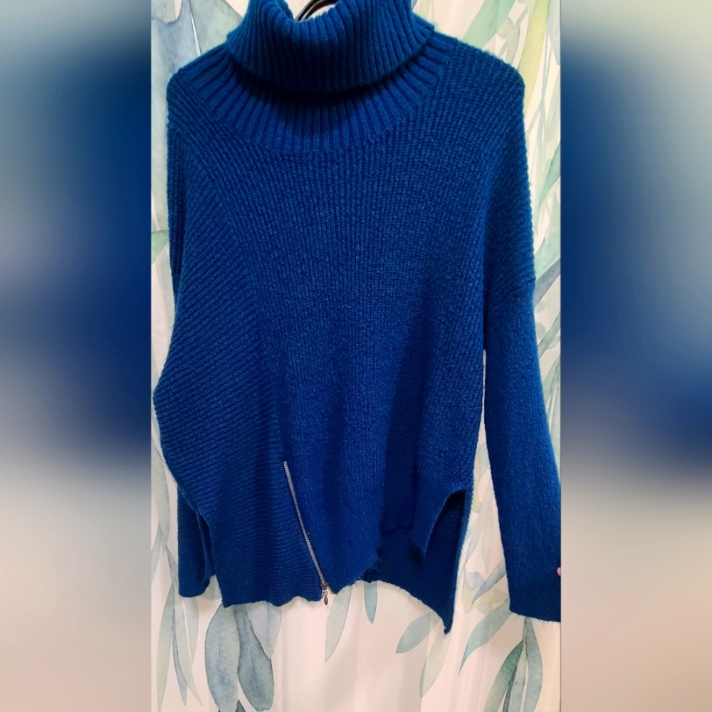 Navy blue asymmetrical hem with zipper detail